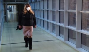 Mit Ringgag in der Öffentlichkeit