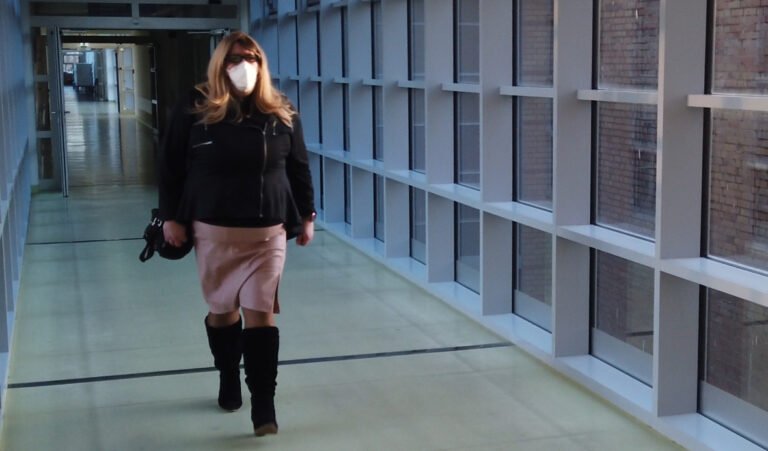 Mit Ringgag in der Öffentlichkeit